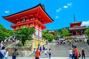 kyoto, giappone. 21 maggio 2016. il cancello rosso principale del tempio di kiyomizu-dera a kyoto. questo tempio è un sito del patrimonio mondiale dell'unesco. foto