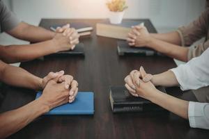 concetto cristiano metti le mani sulla Bibbia e prega Dio. studiate insieme la Bibbia. vivi la vita. pregare insieme. combinando il potere della speranza o dell'amore e della lealtà. foto