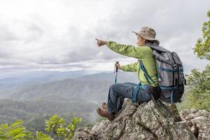 donna giovane viaggiatore con zaino elegante in attesa di una splendida vista sulle montagne. godersi la natura, il relax, il piacere. foto