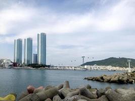 città di busan, corea del sud, 2022 - vista su edifici alti dalla spiaggia di Songdo foto