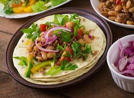 tacos messicani con carne, fagioli e salsa