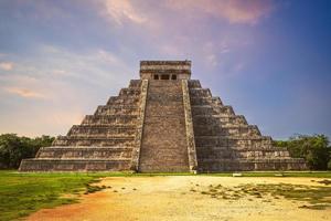 el castillo, tempio di kukulcan, chichen itza, messico foto