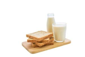 bicchiere di latte e pane integrale