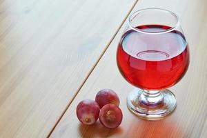 vino rosso in un bicchiere foto