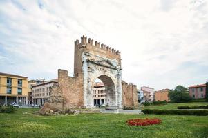 antico arco romantico di augustoa rimini foto