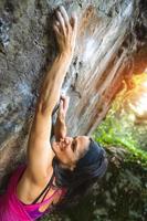 bella ragazza durante un corso di arrampicata libera foto