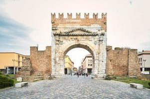 l'arco romano di augusto a rimini foto