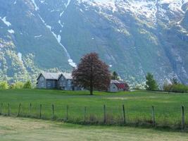 il piccolo villaggio eidfjord nell'hardangerfjord norvegese foto