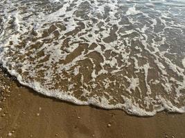 vista dall'alto della spiaggia sabbiosa e delle onde foto