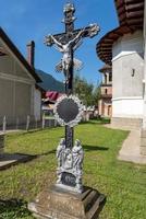 Croce al di fuori di una chiesa greco-ortodossa in fase di ristrutturazione a campulung moldovenesc transilvania romania il 18 settembre 2018 foto