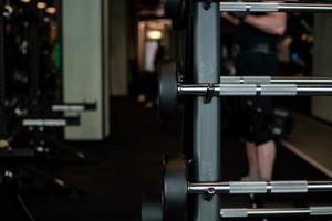 manubri nel fitness club. concetto di palestra. foto