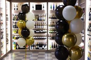 il negozio di alcolici viene addobbato con palloncini in occasione dell'inaugurazione. foto