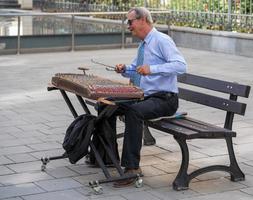 Uomo che suona un vecchio strumento musicale a Bucarest in Romania il 21 settembre 2018. un uomo non identificato foto