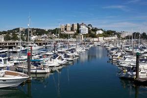 barche nel porto turistico di torbay devon il 28 luglio 2012. persone non identificate. foto