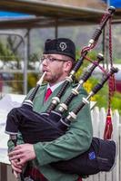 suonatore di cornamusa dal lochaber pipe band a glenfinnan negli altopiani della Scozia il 19 maggio 2011. uomo non identificato foto