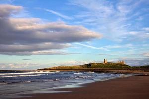 tramonto al castello di Dunstanburgh foto