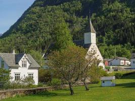 il piccolo villaggio eidfjord nell'hardangerfjord norvegese foto