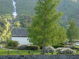 il piccolo villaggio eidfjord nell'hardangerfjord norvegese foto