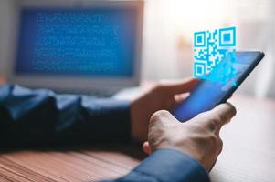 scansionare il codice QR per pagare, ricevere denaro, accedere, connettersi al sistema, pagamento, shopping online, concetto di tecnologia senza contanti, pagamento digitale accettato senza denaro foto