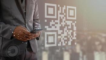 scansionare il codice QR per pagare, ricevere denaro, accedere, connettersi al sistema, pagamento, shopping online, concetto di tecnologia senza contanti, pagamento digitale accettato senza denaro foto