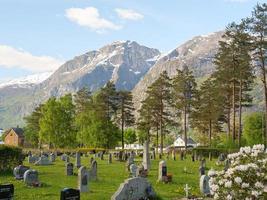 il piccolo villaggio eidfjord nell'hardangerfjord norvegese foto