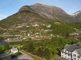 il piccolo villaggio eidfjord nell'hardangerfjord norvegese foto