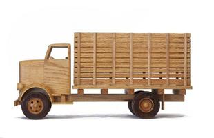 vista laterale di un camion modello in legno foto