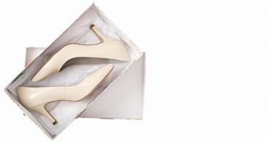 nuovo paio di scarpe classiche con tacco beige in una scatola. concetto di shopping, vendita al dettaglio e calzature. striscione foto