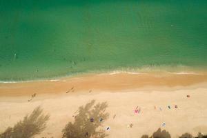 vista dall'alto della spiaggia con schiuma d'onda incredibile spiaggia nell'oceano di phuket tailandia in una giornata di sole sullo sfondo dell'estate. foto