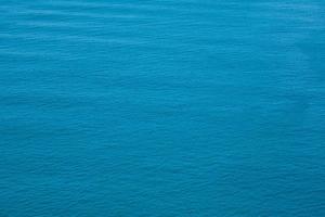 vista aerea della superficie del mare, vista a volo d'uccello foto di onde blu e struttura della superficie dell'acqua sfondo blu del mare bellissima natura vista incredibile sullo sfondo del mare