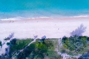 phuket thailandia vista aerea spiaggia sabbiosa e onde bellissimo mare tropicale al mattino stagione estiva immagine da vista aerea ripresa del drone, vista dall'alto dall'alto verso il basso foto