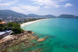 phuket tailandia baia di patong. panorama paesaggio natura vista dalla fotocamera drone. veduta aerea della città di patong a phuket thailandia. bel mare in estate giornata di sole foto