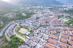 nuovo sviluppo immobiliare. veduta aerea di case residenziali e strade carrabili quartiere durante un tramonto autunnale o all'alba foto