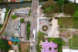 drone vista aerea che sorvola phuket city thailand.drone su una strada mercato notturno di domenica a phuket town e turisti che camminano a fare shopping nella vecchia strada piena di venditori locali che vendono cibo e vestiti foto