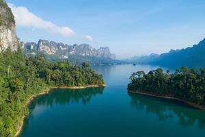 vista aerea drone del picco di montagna tropicale in tailandia bellissime isole dell'arcipelago tailandia montagne panoramiche sul lago nel parco nazionale di khao sok incredibile natura paesaggio foto