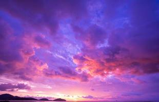 sfondo popolare tendenza colore cyberpunk. natura bellissima luce tramonto o alba colorato drammatico scenario maestoso cielo con nuvole incredibili nel cielo al tramonto sfondo nuvola di luce viola foto