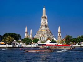 wat arun o wat arun ratchawararam è un importante tempio di Bangkok. situato sul fiume Chao Phraya c'è un molo nelle vicinanze. per viaggiare foto