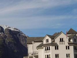 il piccolo villaggio eidfjord nell'hardangerfjord norvegese foto