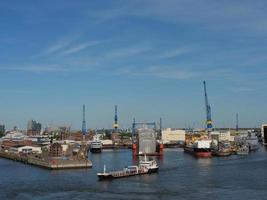 la città di Amburgo e il fiume Elba foto