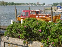 la piccola città di Arnis sul fiume Schlei foto