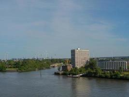 la città di Amburgo e il fiume Elba foto