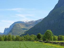 il piccolo villaggio eidfjord nell'hardangerfjord norvegese foto