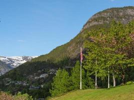 il piccolo villaggio eidfjord nell'hardangerfjord norvegese foto