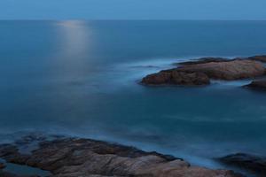 vista sul mar mediterraneo sulla costa brava, in catalogna, spagna. foto