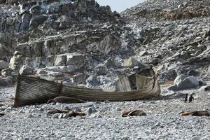 altes ruderboot in der antarktis