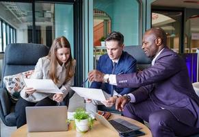 colleghi di lavoro che pianificano insieme in riunione, diversi uomini d'affari di team multietnici insieme nella sala riunioni in un ufficio moderno che parlano discutendo della strategia di organizzazione della pianificazione. foto