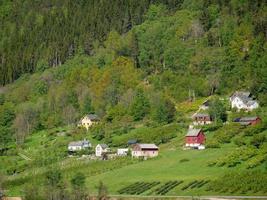 il piccolo villaggio eidfjord nell'hardangerfjord norvegese foto