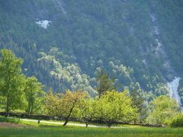 il piccolo villaggio eidfjord nell'hardangerfjord norvegese foto