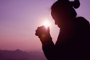 adorazione della donna al tramonto foto