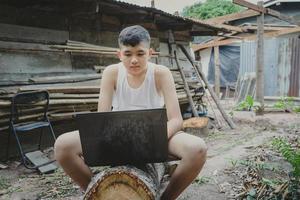 ragazzi che studiano imparando online con il laptop su outdoor.poverty crea disuguaglianza nell'istruzione. foto